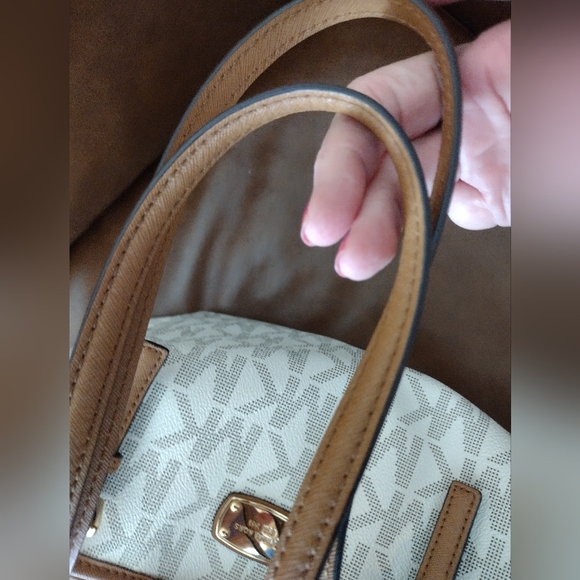 Michael Kors Large Monogrammed Tote - Picture 5 of 6